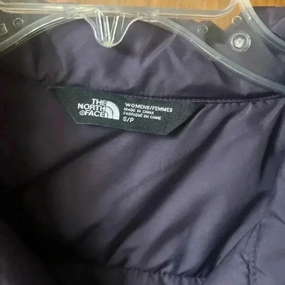 The North Face Woman’s Purple Puffer Jacket. Size Small - Picture 3 of 8